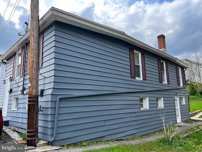 Building Photo - 448 Biddle St