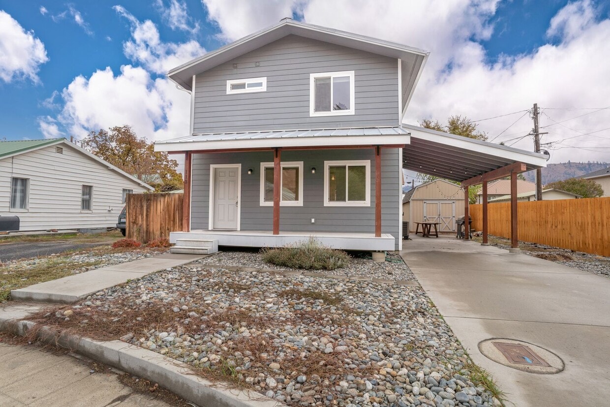 Foto principal - 3 Bedroom, 2 Bathroom Home with Full Finis...