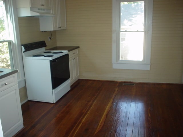 Building Photo - Charming 2 Bedroom Home with Porch & Deck ...