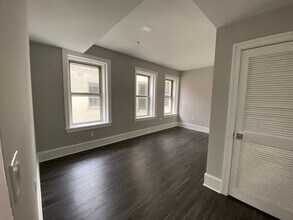 Interior Photo - 306 W Franklin