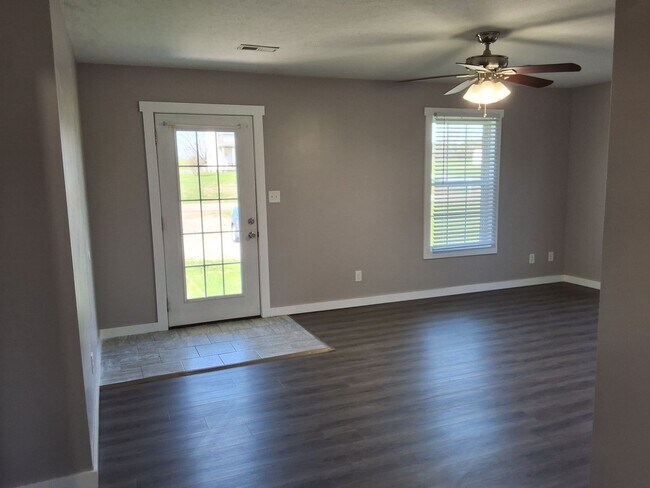 Foto del edificio - Charming 2- bedroom, 1.5 Bathroom Duplex