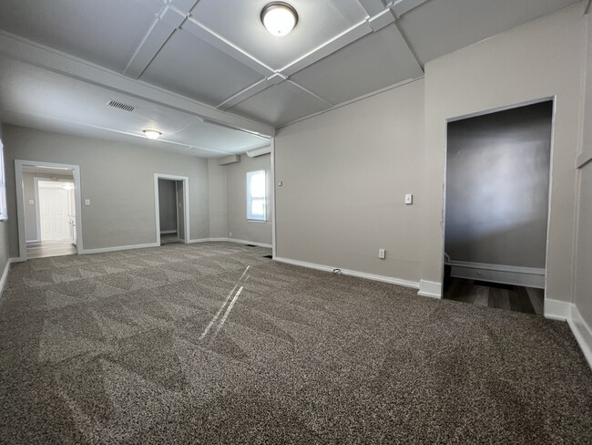 Building Photo - 1741 Des Moines St