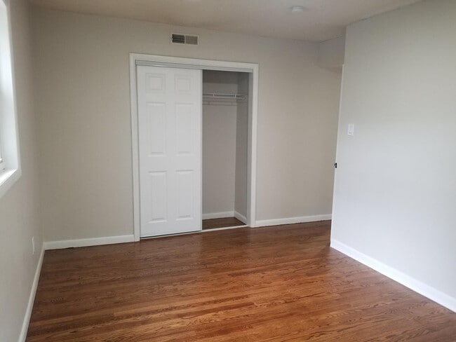 Building Photo - 380 W Outer Dr