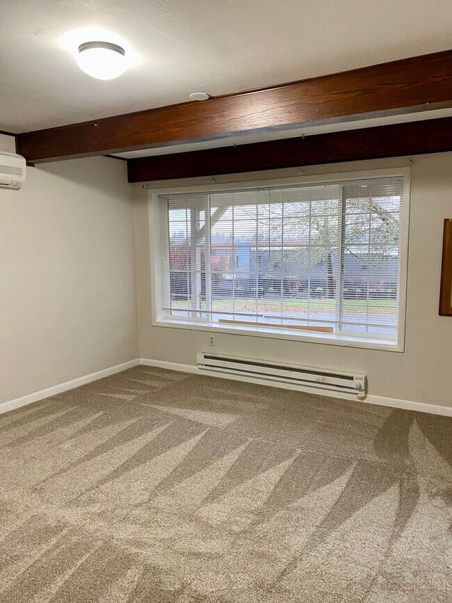Foto del edificio - Large 3 Bedroom Split-Level Home With Office!