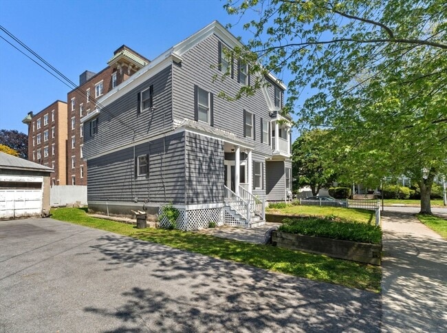 Building Photo - 179 Ocean St