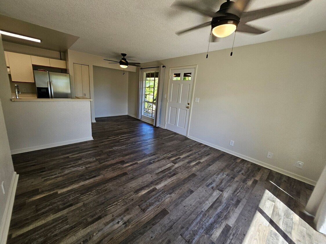 Foto principal - Pet Friendly Upstairs 2/1.5-bedroom North ...