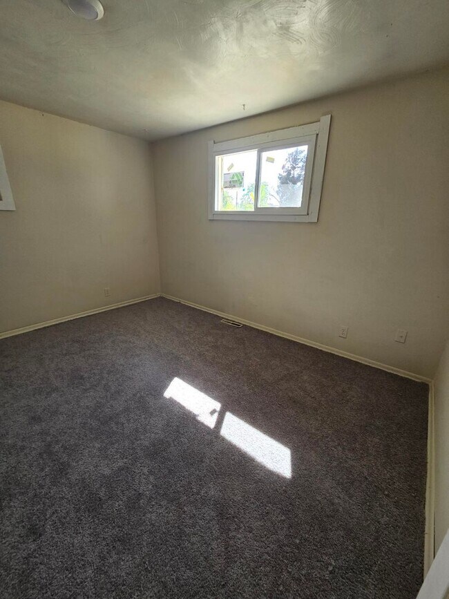 Building Photo - North side 3 bed 1 bath home