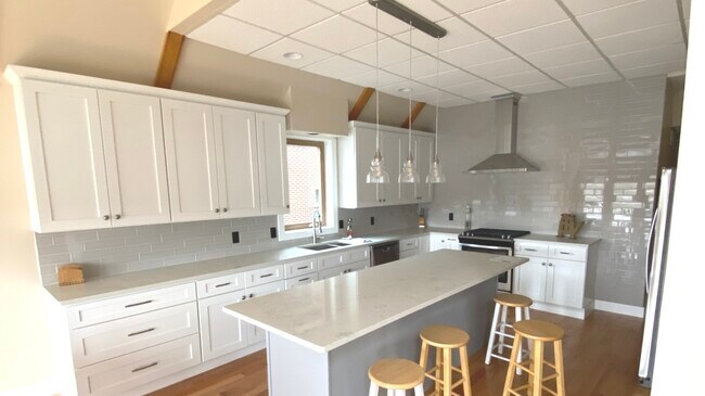 Building Photo - 5403 E Lake Shore Dr