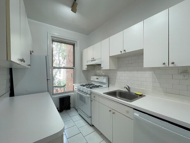 Kitchen - 111 E 60th St