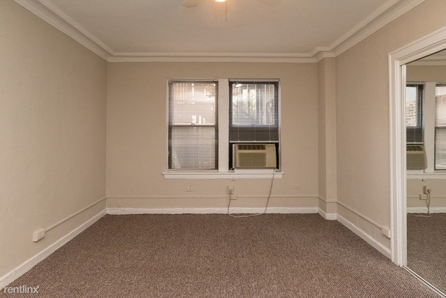 Building Photo - 444 W St James Pl