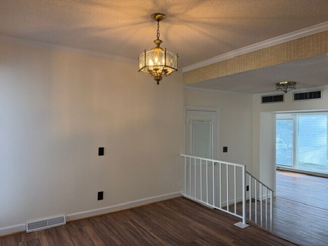 Foto del edificio - Great Experiences Are Just Around The Corner at Keener!