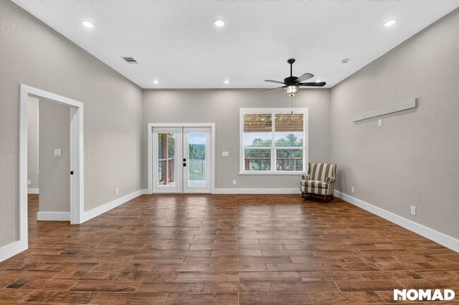 Building Photo - 1130 Circle Acres