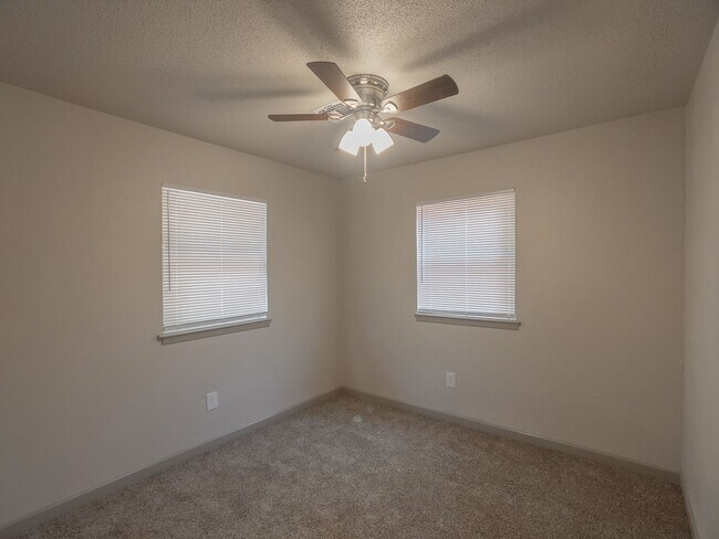 Foto del edificio - Charming 3 bedroom, 1.5 bath single-family home in a quiet northwest Oklahoma City neighborhood