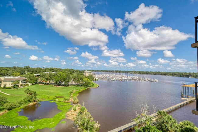 Building Photo - 4401 Lakeside Dr