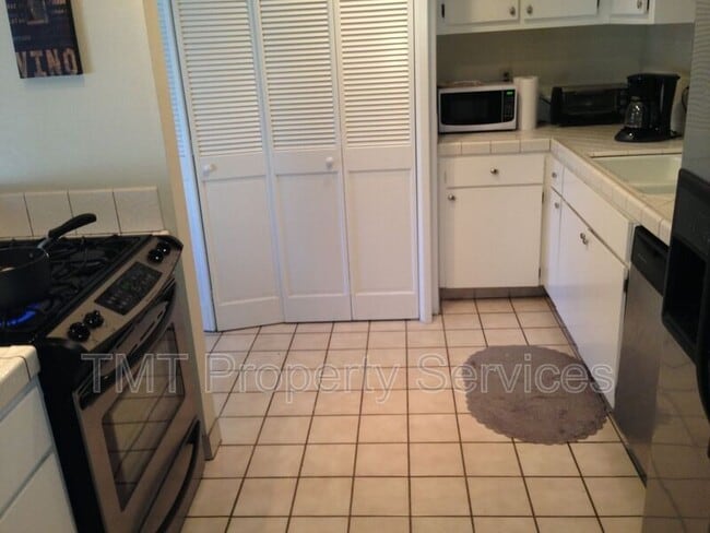 Building Photo - 881-D Peach