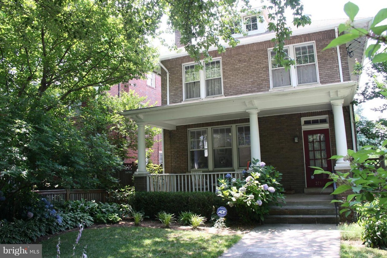 Primary Photo - 3710 Livingston St NW