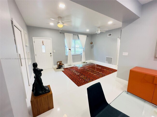 Foto del edificio - 12300 N Miami Ave
