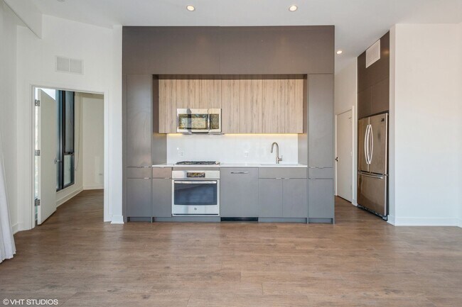 Building Photo - Mode Lakeview Apartments!