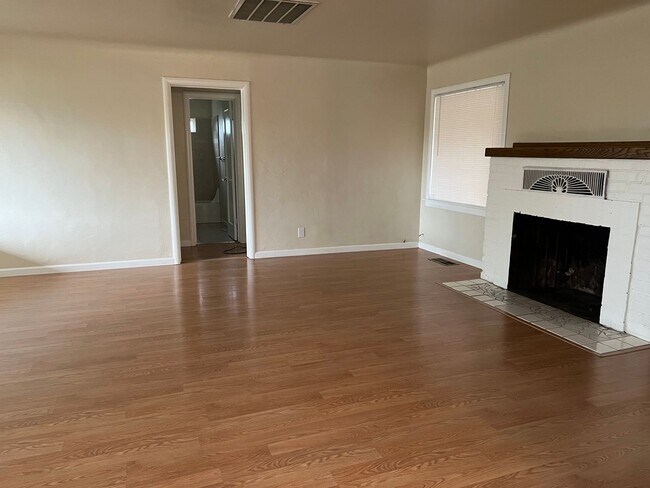 Building Photo - 2 Bedroom Home in Anderson - MUST SEE