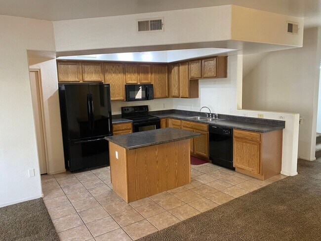 Building Photo - 2 bed, 2.5 bath, 2 car garage Townhome