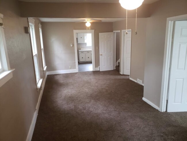 Building Photo - Nice 4 bedroom colonial with covered front...