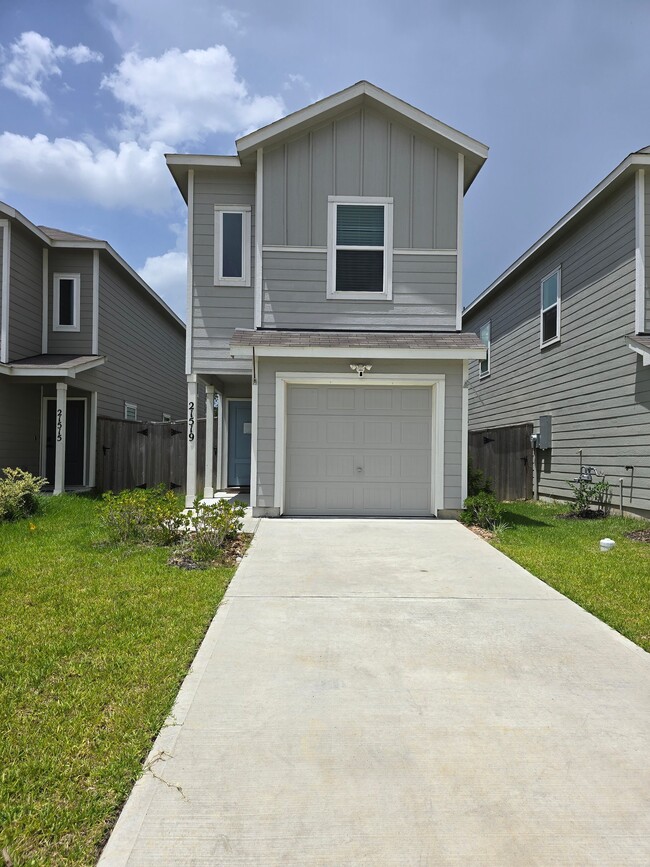 Building Photo - 21519 Carosella Dr