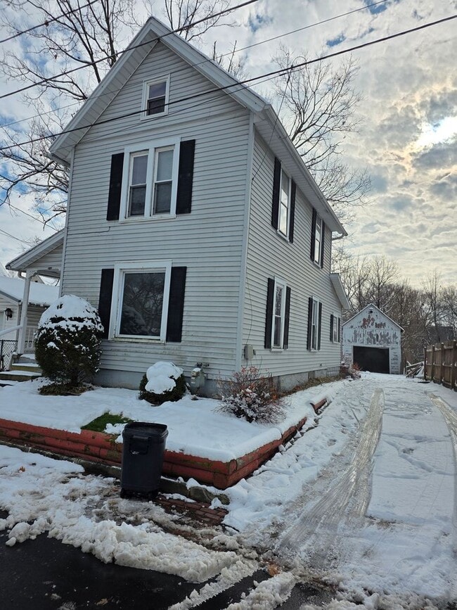 Building Photo - 2 bedroom 1 bath single family home