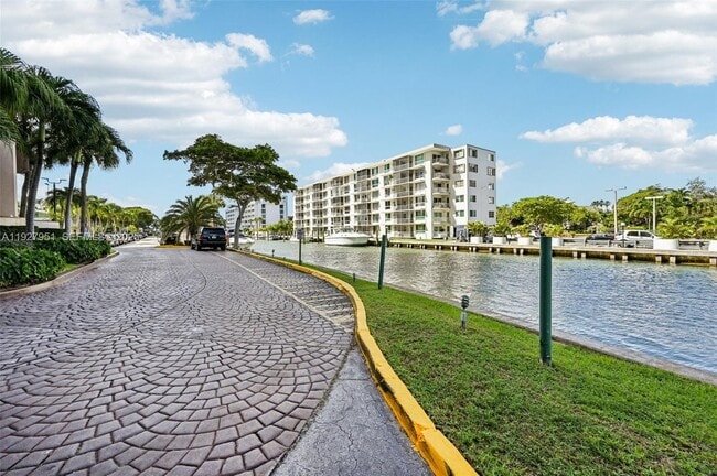 Foto del edificio - 1800 NE 114th St