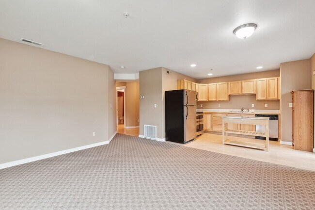 Building Photo - Bright Cheery Apartment