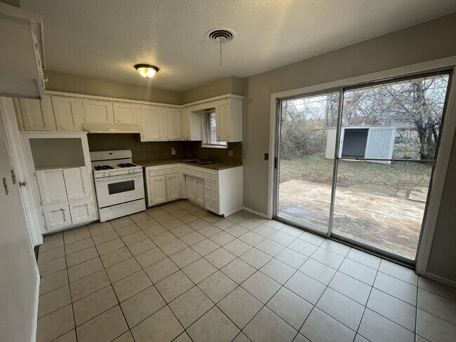 Foto del edificio - Charming 3-Bed, 1.5-Bath Home in Del City – Spacious Backyard & Garage!