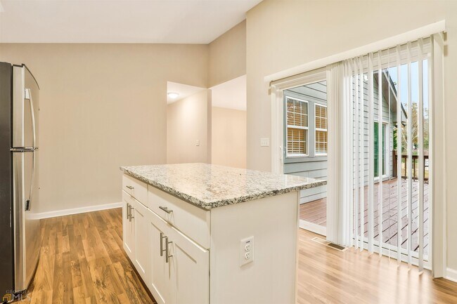 Building Photo - 2621 Windridge Dr