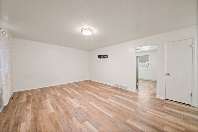 Foto del edificio - 1070 S Coffman St