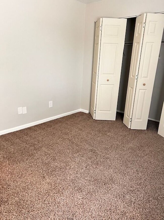 1067 Scarborough Ct Unit G1, Chesterton, IN 46304 Room for Rent in