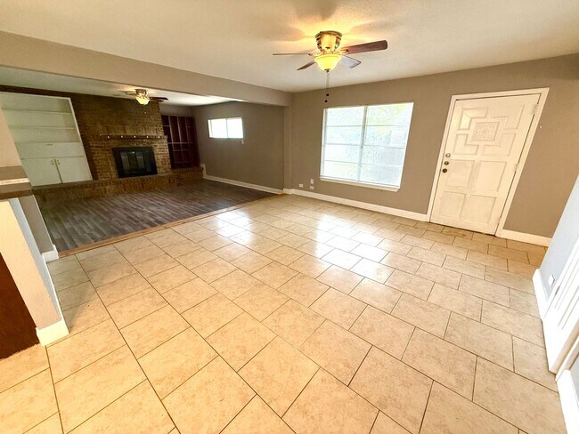Foto del edificio - AVAILABLE NOW! 3 Bedroom / 2 Bath Corner L...