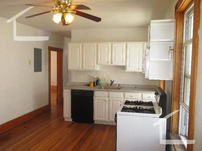 Foto del edificio - Check out this 3 bed in Lower Allston