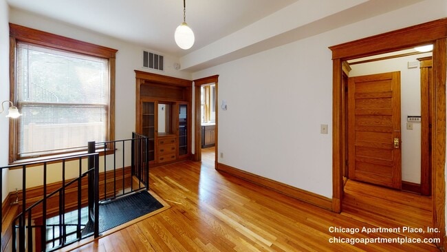 Building Photo - 3912 N Greenview Ave