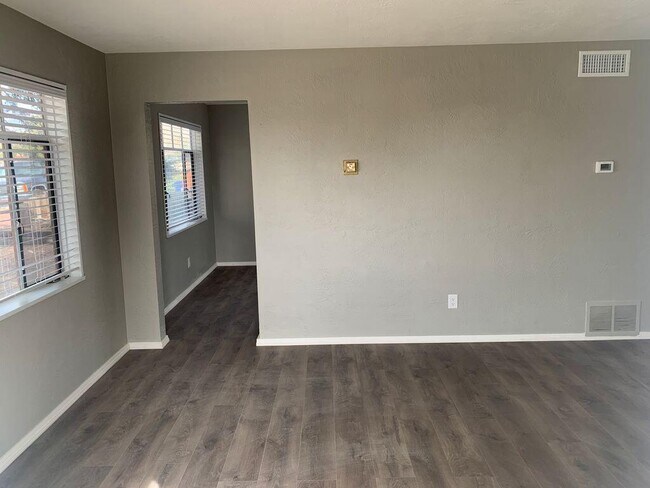 Building Photo - 10222 Candelaria Rd NE