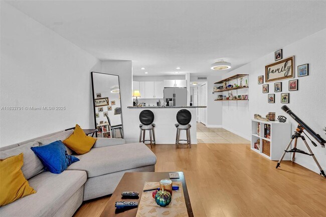Foto del edificio - 2715 NE 49th St