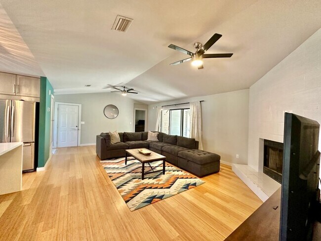 Building Photo - 110 Oak Shores Dr