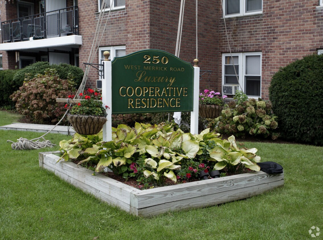 Country Club Manor Rentals in Freeport at 250 W Merrick Rd Freeport, NY