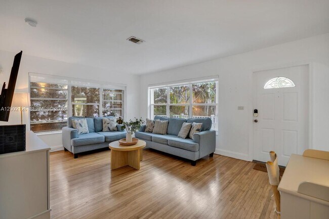 Foto del edificio - 1031 NE Little River Dr