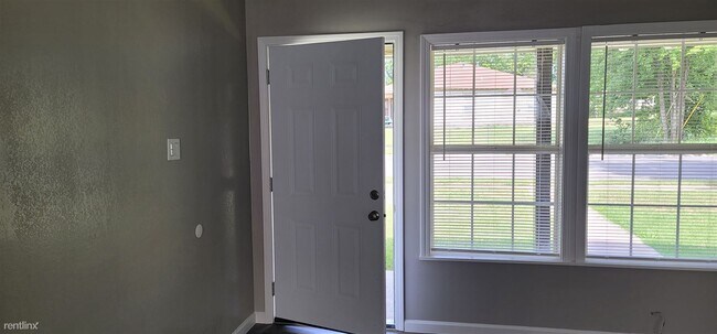 Foto del edificio - 1 br, 1 bath Duplex - 923 Stetson Avenue