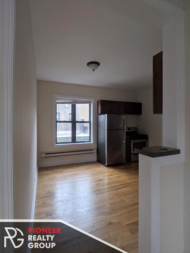Foto del edificio - 3721 N Pine Grove Ave