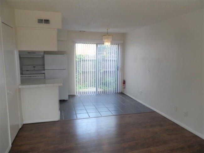 Photo - 2504 N Hudson Ave Apartment