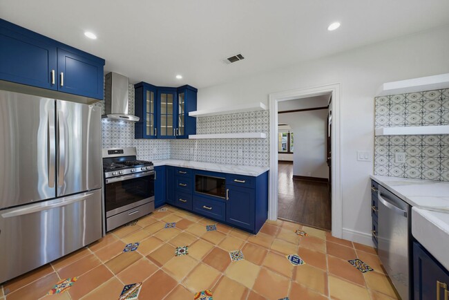 Building Photo - 828 11th St