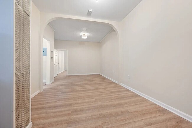 Foto del edificio - 308 E 8th St
