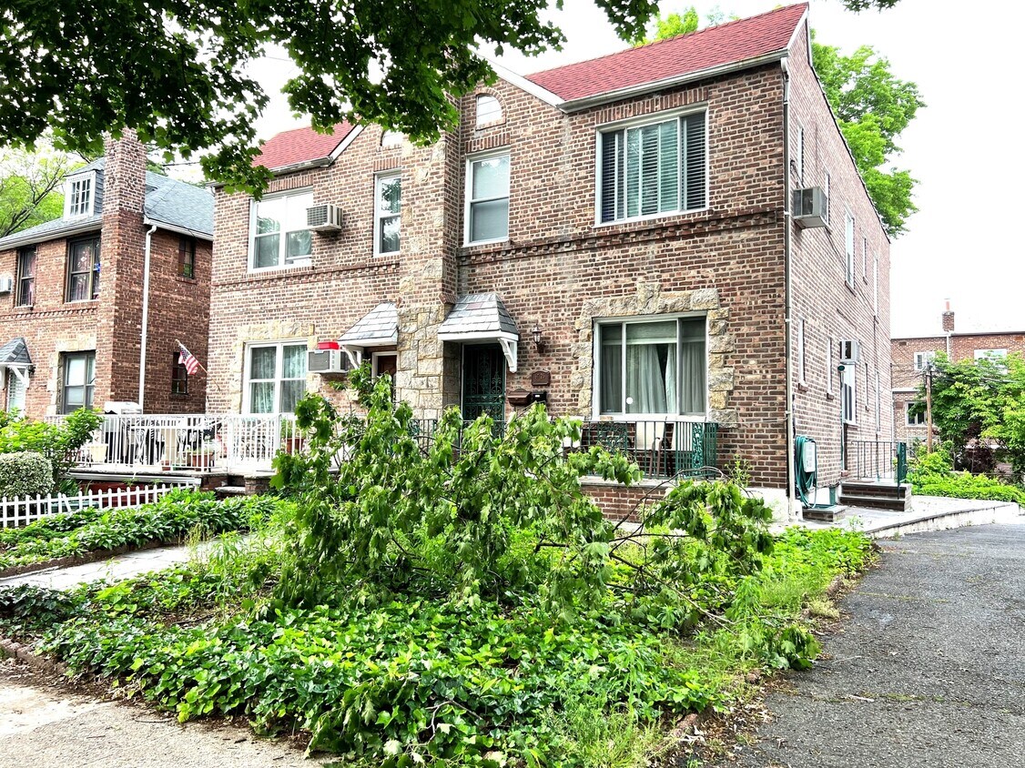 Primary Photo - 67-25 Kessel St