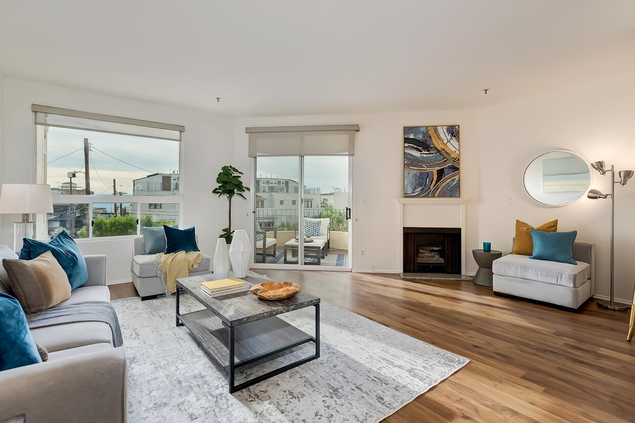 Peek-a-boo ocean view. - 255 Main St