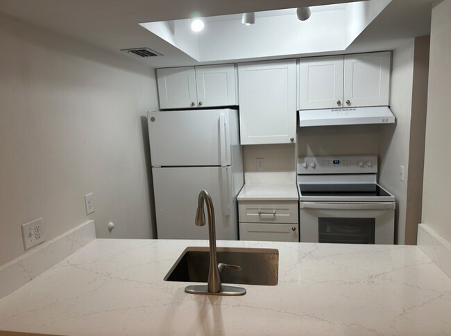Building Photo - 3804 N Oak Dr