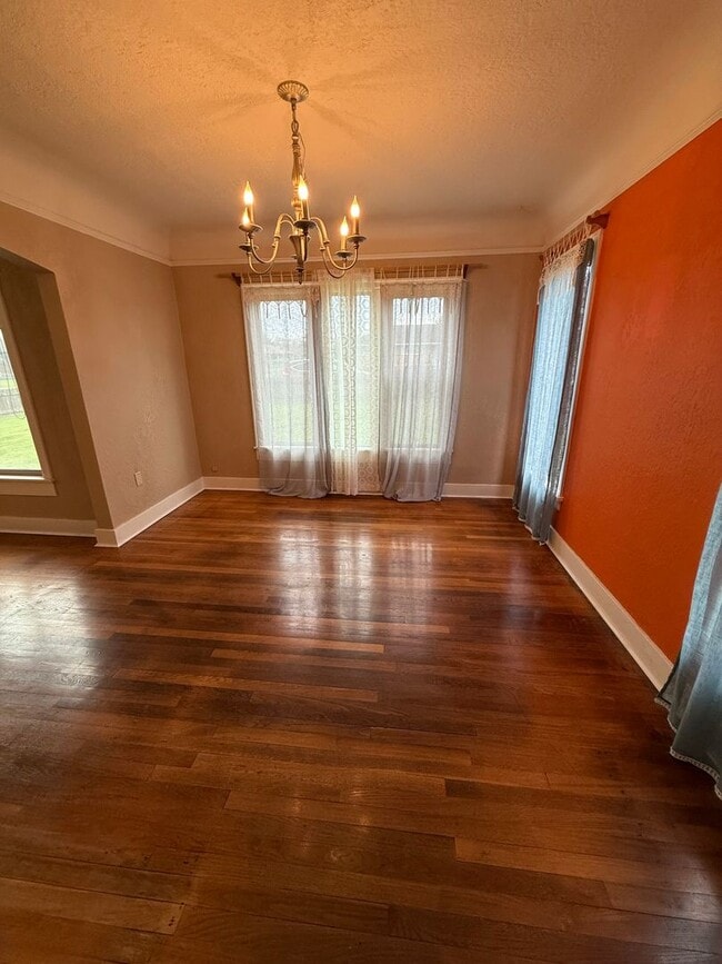 Building Photo - 3bd & 1 1/2ba with 2 Car Garage